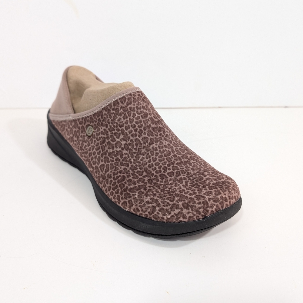BZees Sneakers sz 10 NEW Women Animal Print Slip on Shoes Getaway comfort